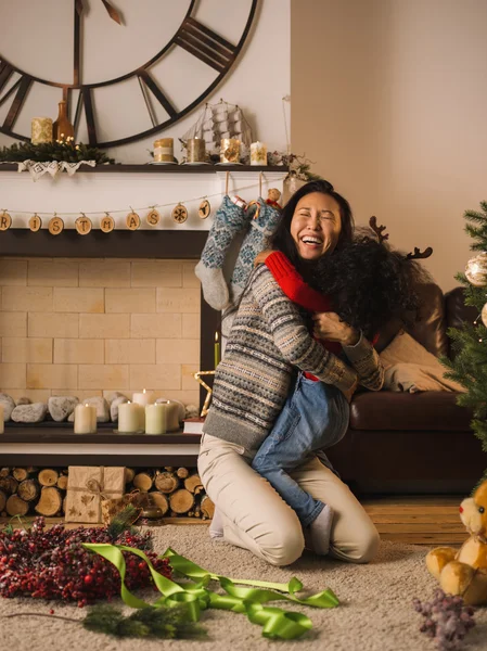 Mor och dotter i juletid — Stockfoto