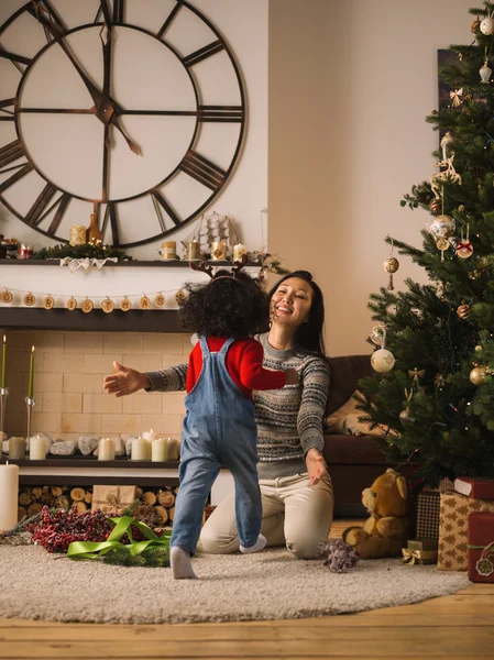 Mãe e filha na época do Natal — Fotografia de Stock