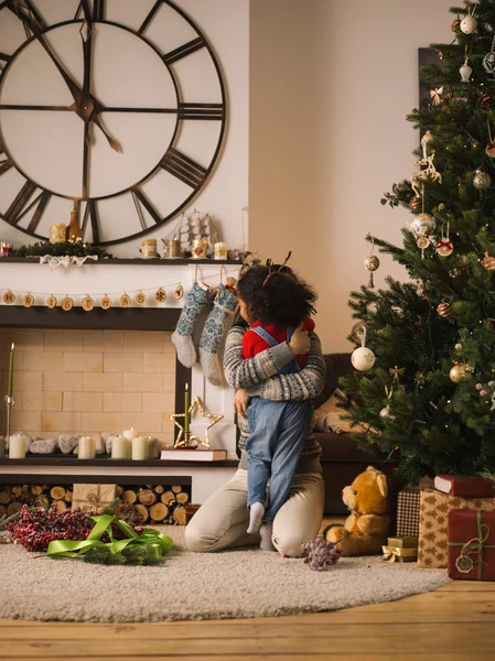 Madre e hija en Navidad —  Fotos de Stock