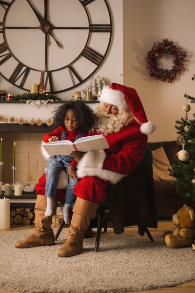 Papai Noel com linda menina africana — Fotografia de Stock