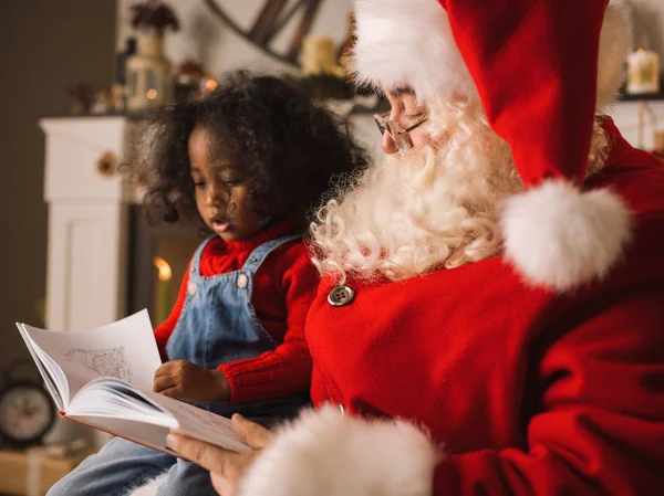 Santa Claus with cute african girl — Stock Photo, Image