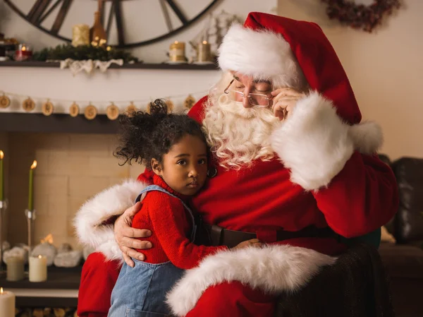 Jultomte med söta afrikansk flicka — Stockfoto