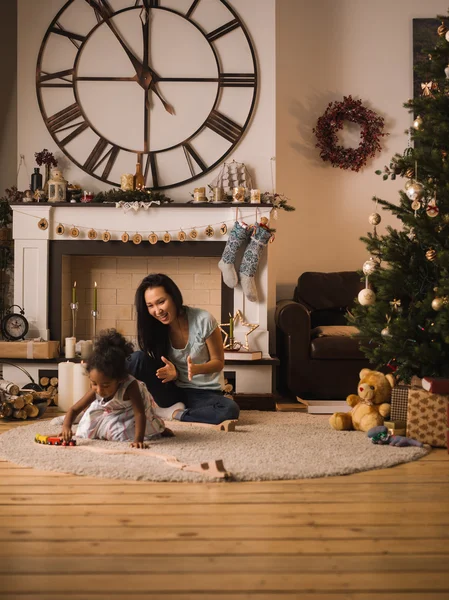 Mutter und Tochter spielen zu Weihnachten — Stockfoto