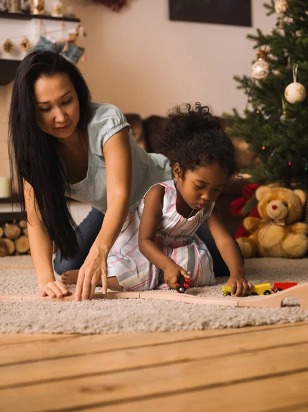 Anne ve kızı Noel anda oynamak — Stok fotoğraf