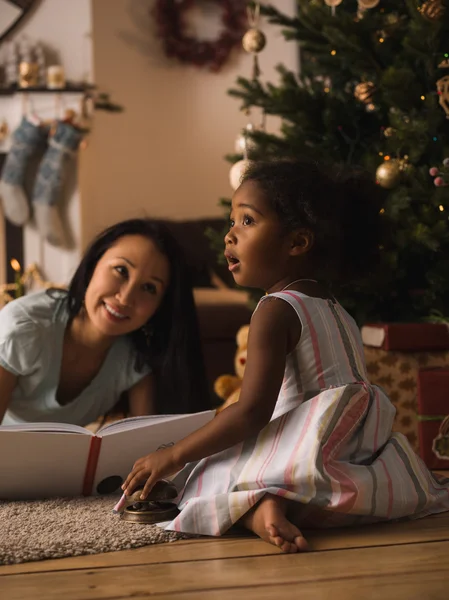 Mère et fille lisant le livre — Photo