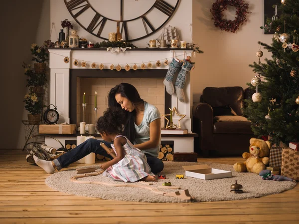 Anya és lánya játszani karácsonyi idő — Stock Fotó