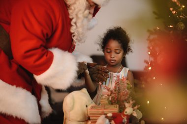 Noel Baba ile şirin Afrikalı kız