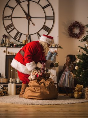Noel Baba ile şirin Afrikalı kız