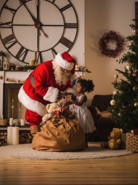 Noel Baba ile şirin Afrikalı kız