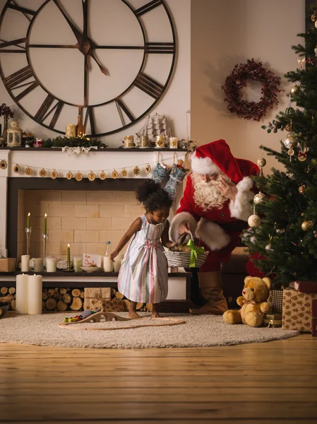 Santa Claus con linda chica africana — Foto de Stock