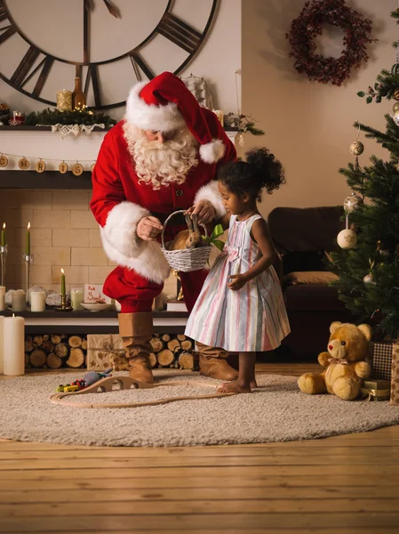 Papai Noel com linda menina africana — Fotografia de Stock