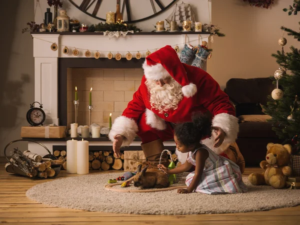 Jultomte med söta afrikansk flicka — Stockfoto