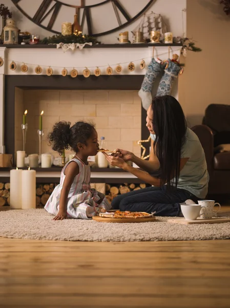 Madre e hija comiendo pizza —  Fotos de Stock