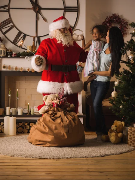 Weihnachtsmann überrascht kleines Mädchen — Stockfoto