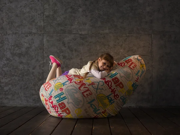 Fille reposant sur Beanbag — Photo