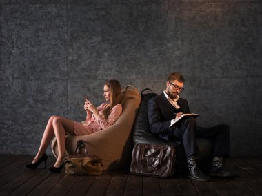 Beanbags üzerinde oturan Çift