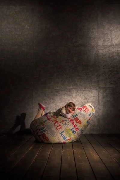 Menina descansando em Beanbag — Fotografia de Stock