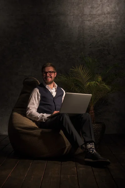 Homem de negócios trabalhando no laptop — Fotografia de Stock