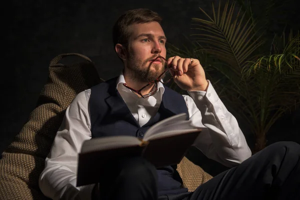 Planejamento Homem de negócios em Beanbag — Fotografia de Stock