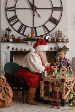 Noel Baba ile çocuk