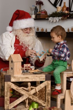 Noel Baba ile çocuk
