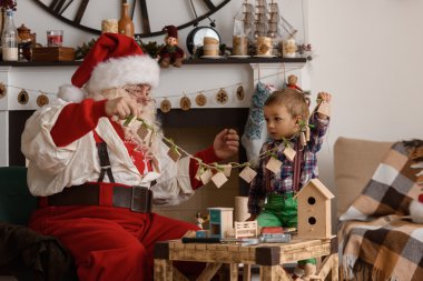 Noel Baba ile çocuk