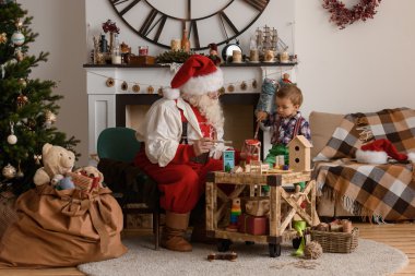 Noel Baba ile çocuk