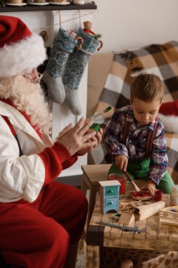 Noel Baba ile çocuk