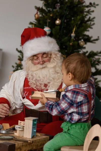 Santa Claus met kind — Stockfoto