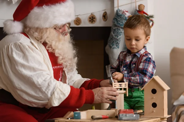 Weihnachtsmann mit Kind — Stockfoto