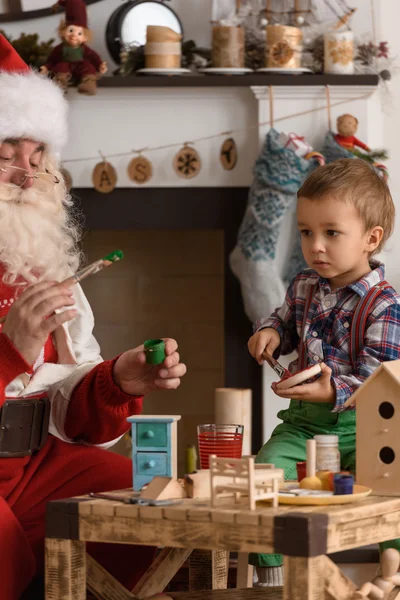 Santa Claus met kind — Stockfoto