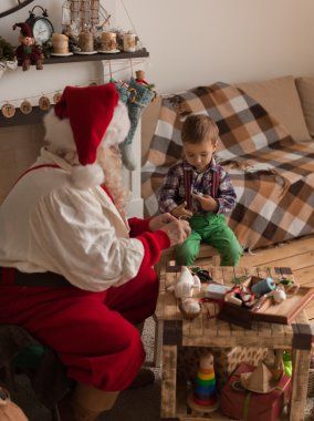 Noel Baba çocuk ile birlikte dikiş