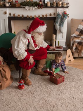 Noel Baba ile çocuk