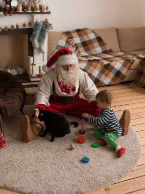 Noel Baba ile çocuk ve kedi
