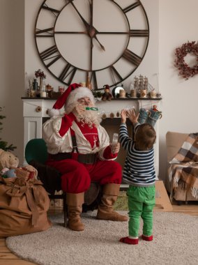 Noel Baba evde çocuk ile