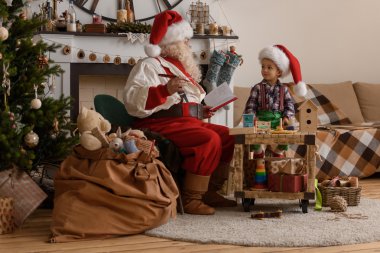 Noel Baba ile çocuk oyuncak yapma