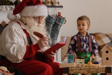 Noel Baba ile çocuk oyuncak yapma