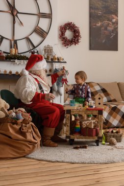 Noel Baba ile çocuk oyuncak yapma