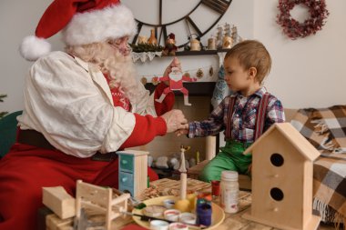 Noel Baba ile çocuk oyuncak yapma