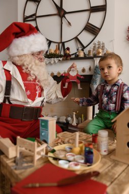 Noel Baba ile çocuk oyuncak yapma
