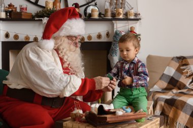 Noel Baba çocuk ile birlikte dikiş