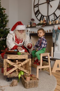 Noel Baba çocuk ile birlikte dikiş