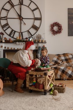 Noel Baba çocuk ile birlikte dikiş