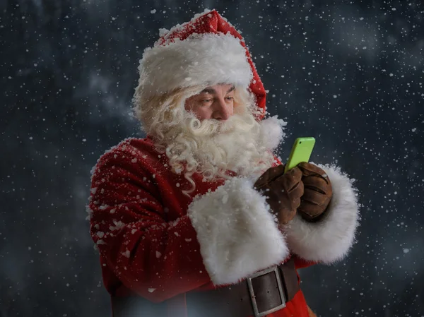 Tomten klor med hjälp av mobiltelefon — Stockfoto