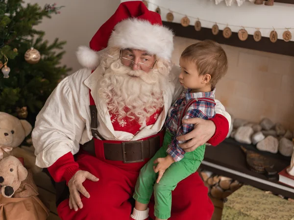 Санта-Клаус с ребенком — стоковое фото