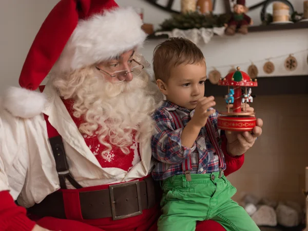 Père Noël jouer avec l'enfant — Photo