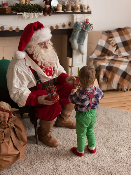 Санта-Клаус играет с ребенком — стоковое фото