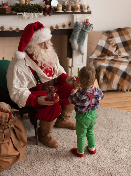 Père Noël jouer avec l'enfant — Photo