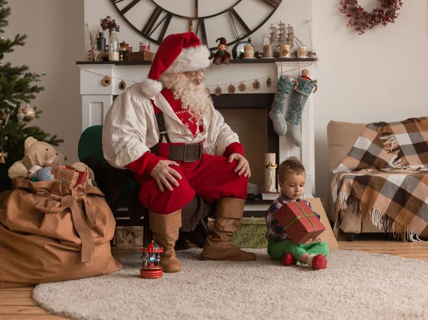 Санта-Клаус с ребенком — стоковое фото