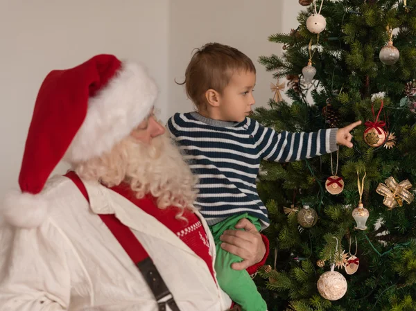 Père Noël avec enfant Décorer arbre de Noël — Photo